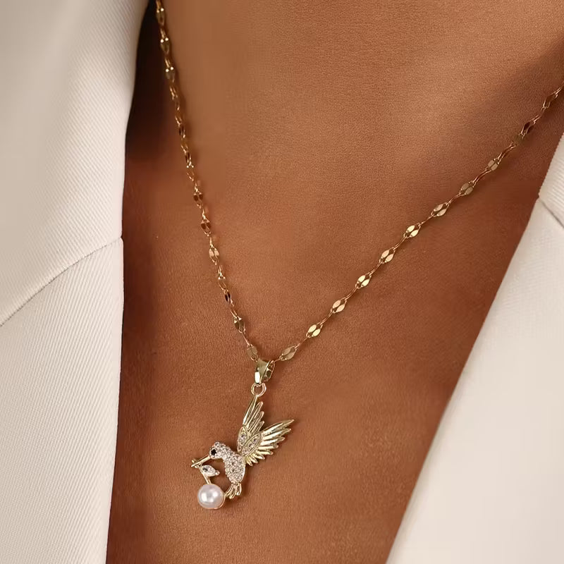 Tyylikäs kolibri-kaulakoru