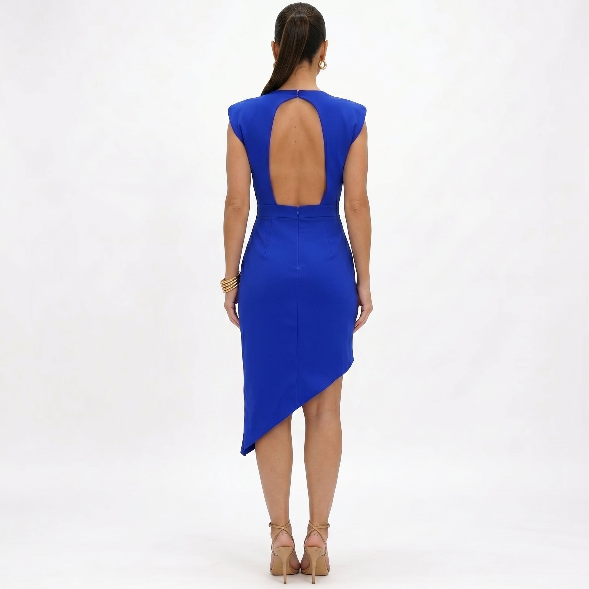 Aurora | Epäsymmetrinen mekko korostetuilla olkapäillä