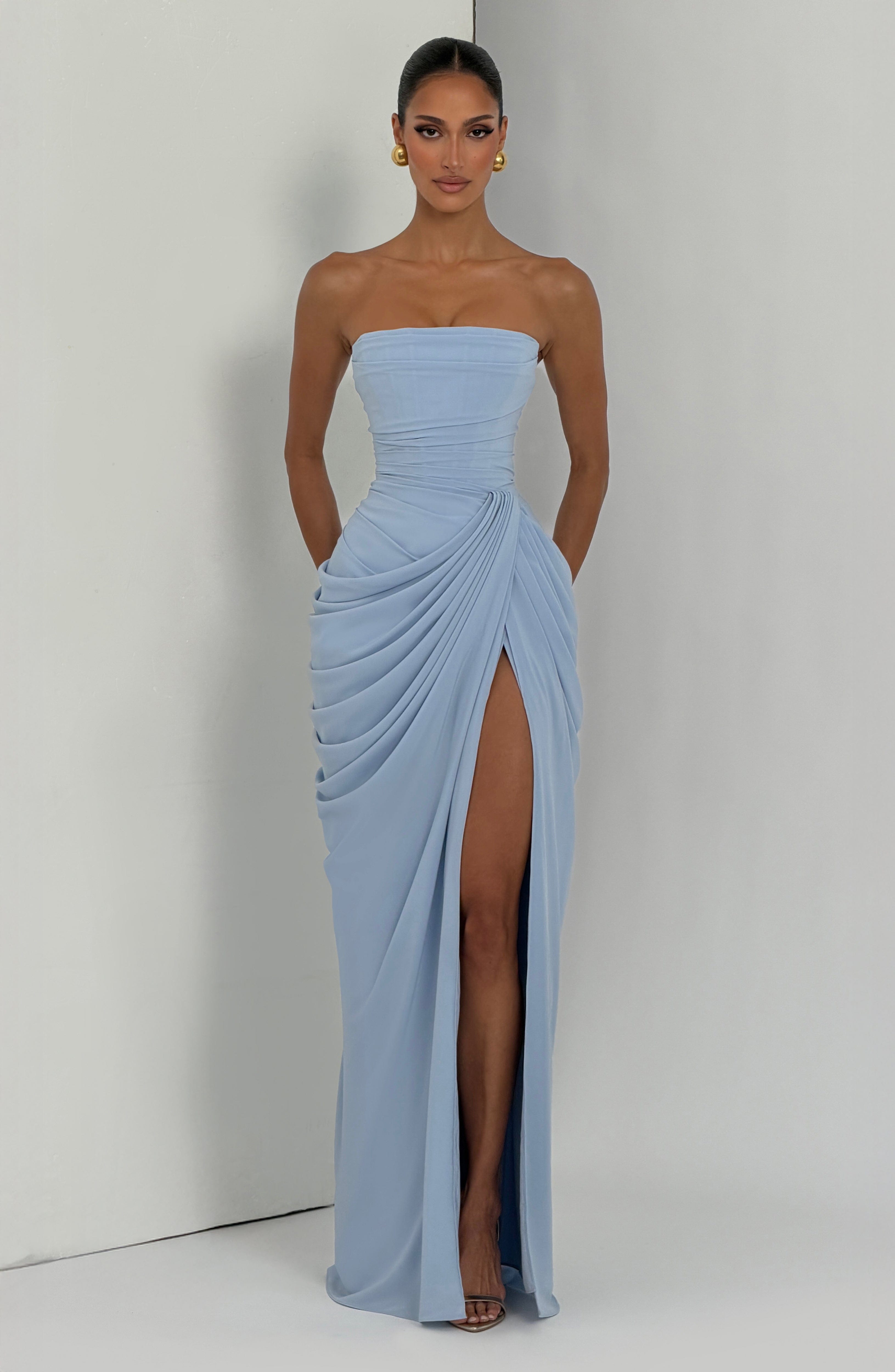 SKY – Veistoksellista eleganssia, joka korostaa vartaloasi naiselle