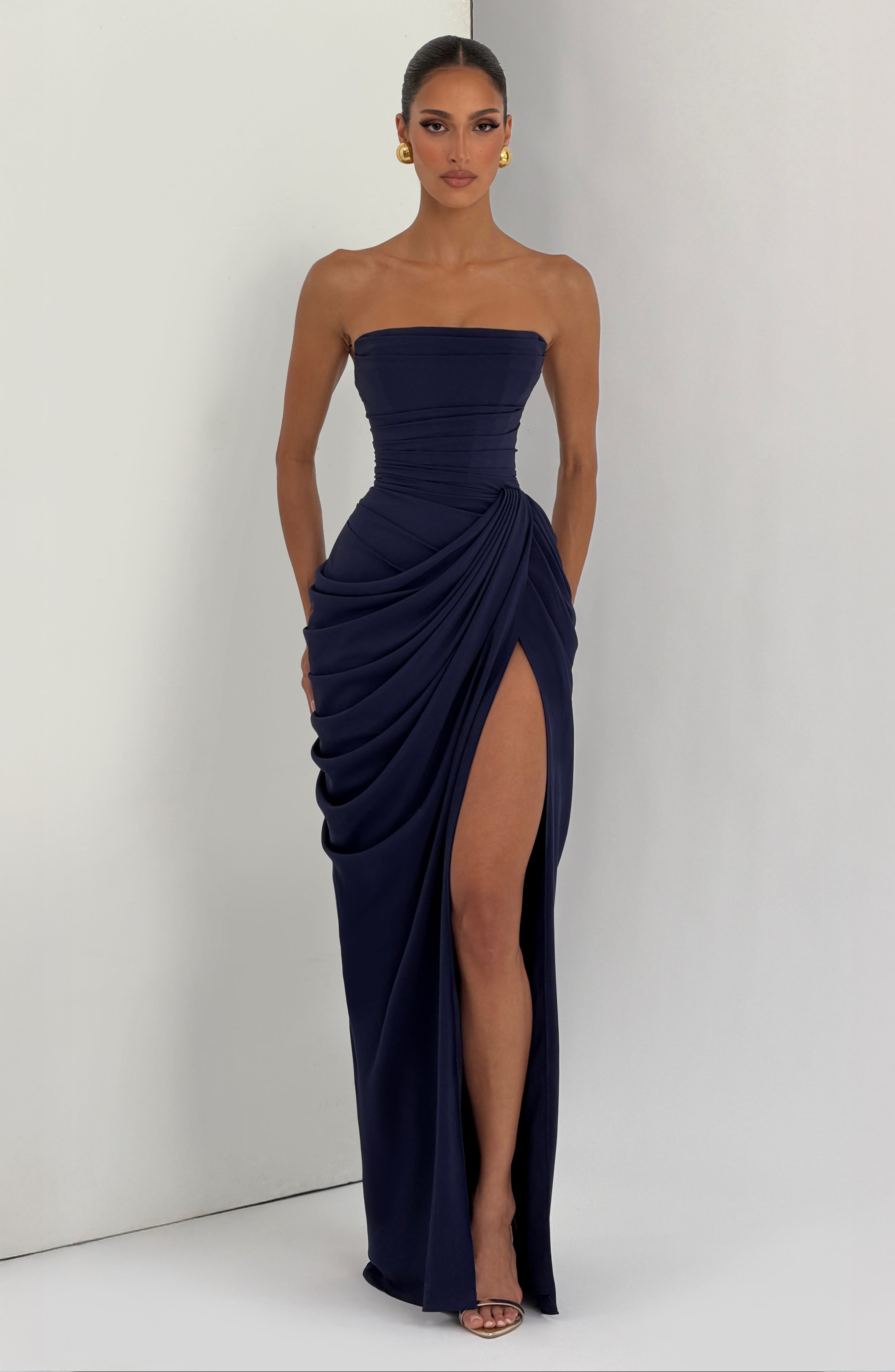 SKY – Veistoksellista eleganssia, joka korostaa vartaloasi naiselle